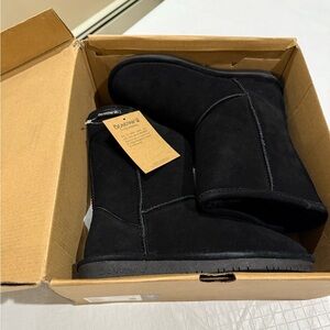 BEARPAW Emma boot size 7.
Suede upper with sheepskin lining & 8” tall